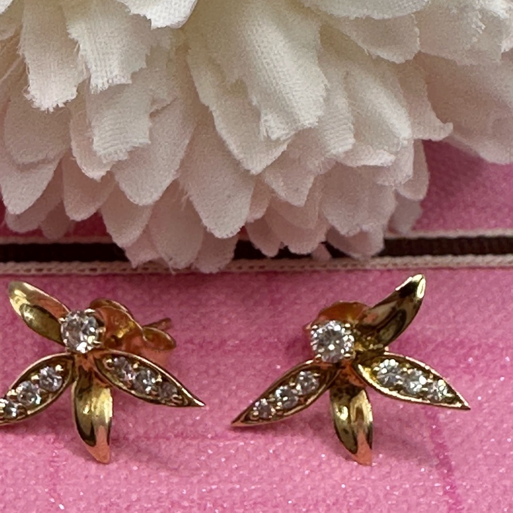 Diamond stud earrings set in solid 18KG.